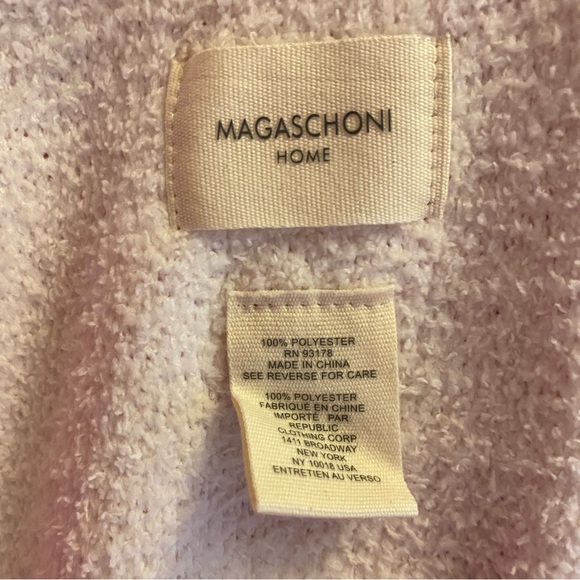 Pink Skull Blanket Magaschoni White Soft Throw Reverse Spooky Gothic Halloween - Picture 6 of 8